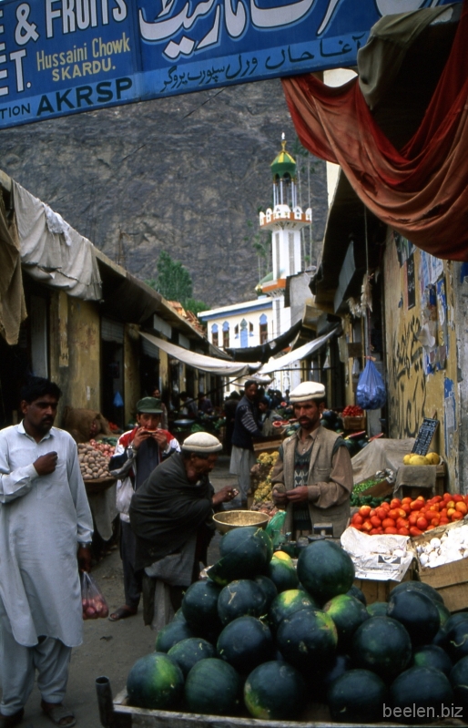 036_Skardu Market Skardu market is full of fresh fruits and vegetables.
Seasalt and iodine on the other hand are relatively scarce here.