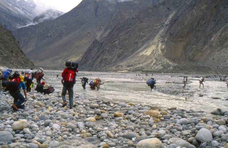 064_Dumordo Crossing In may's mornings the stream is still relatively small, it can be crossed by wading.
The water is very cold anyhow.