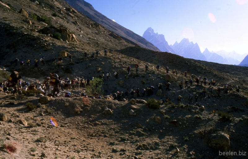 074_Payu-Baltoro Trail Leaving Payu early (crossing the droppings-zone).