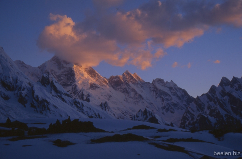 095_Baltoro Gore Masherbrum with an evening-cloud onto the summit.