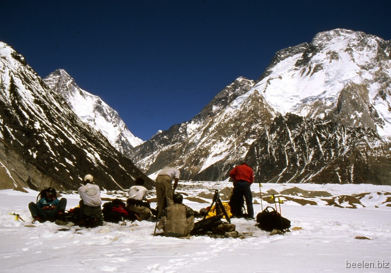 106_Concordia Broad Peak K2 As we enter Concordia our goal comes out all of a sudden (but quite expectedly).
Quite unexpectedly a cameramen-argument came out here as well.