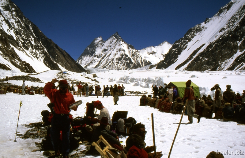 114_Basecamp Pay-day Upon arrival the porters are arranged per village of origin and get paid and leave.