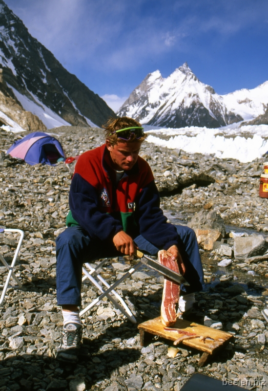 124_Basecamp Thierry Thierry cutting Catalan bacon; exchanged for dutch chocolate.