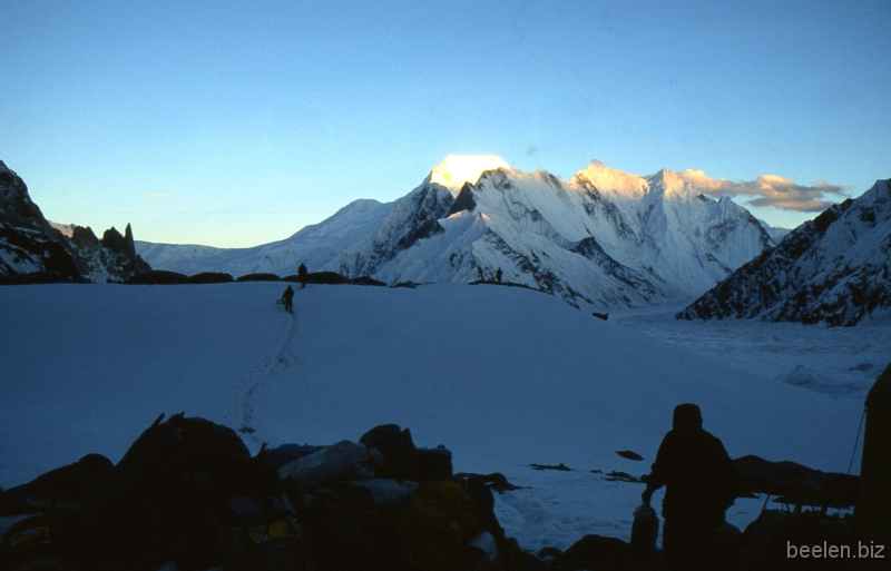 136_Basecamp Chogolisa Initially everybody hurries when the sun hits the mountains at the end of the day.
After hundreds of pictures we get a little used to the beautiful sceneries.
At evenings...