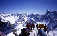 009_Aiguille du Midi April 1995, our second week with the group, we went to Chamonix.
After one night in France we went for camping on the Col du Midi (3503 m).
Here we leave the cable car: splendid views on the Grandes Jorasses (r) and far away Monte Rosa.